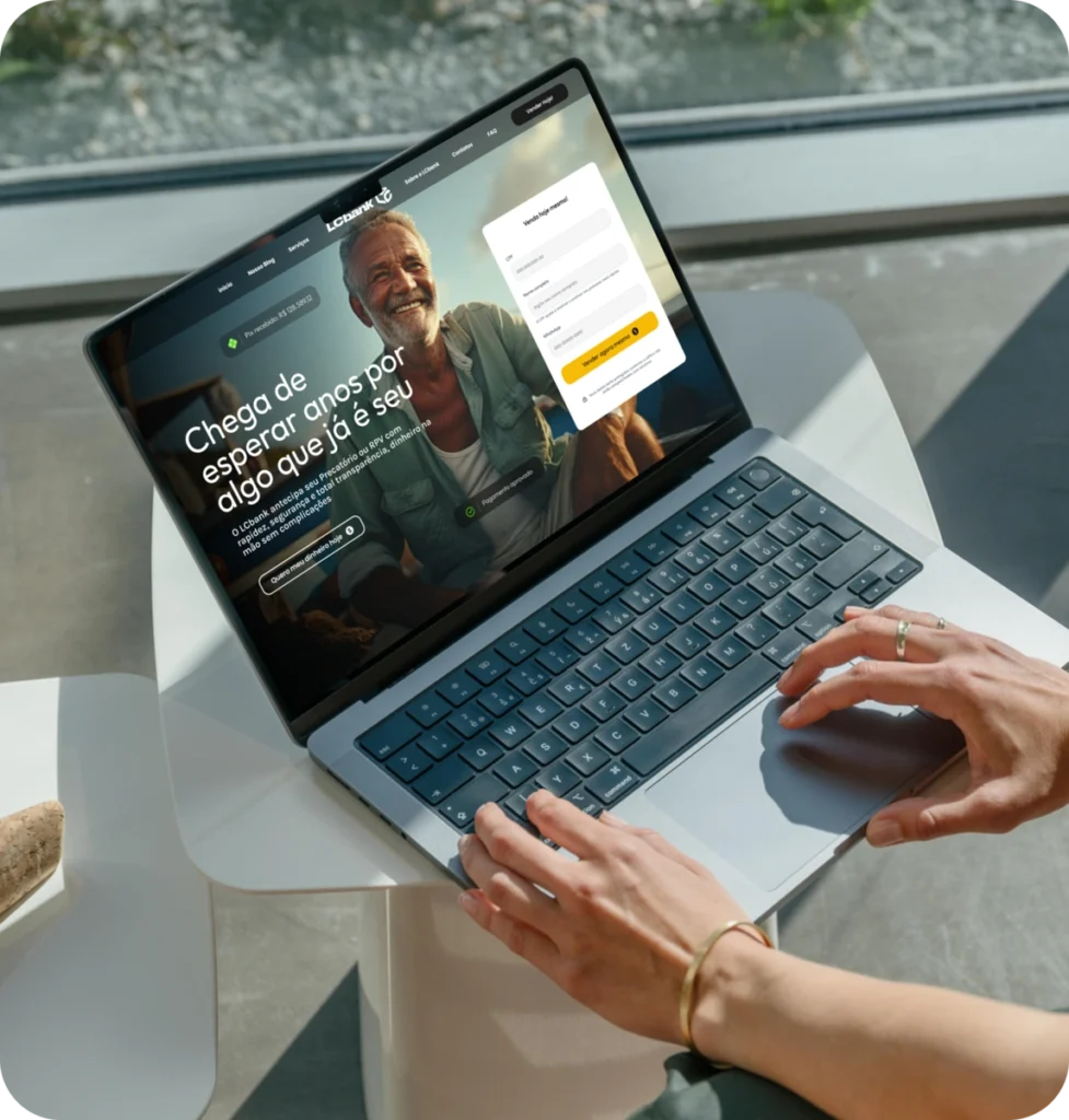 Laptop aberto exibindo site do banco, com foco em investimento e aposentadoria